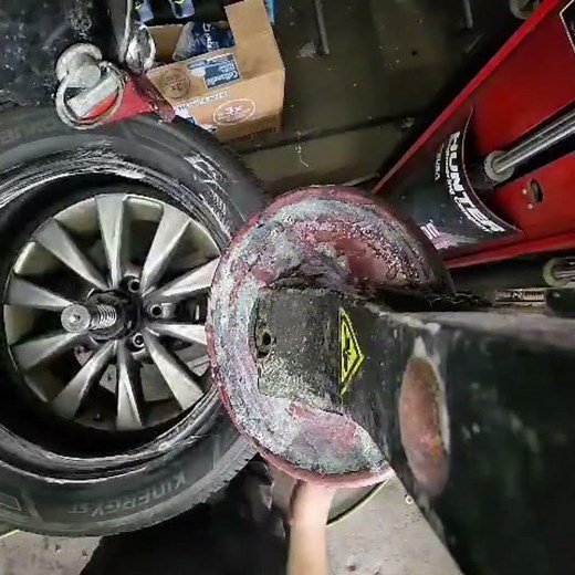 Automatic tire changer time lapse (Hunter Revolution)