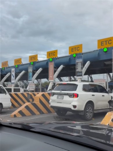 PUTUKAN SA NLEX #Abante | Nagkaroon ng engkuwentro sa pagitan ng pulisya at mga hinihinalang miyembro ng isang robbery-holdup group sa NLEX Bocaue Toll Plaza sa Bulacan. Ayon sa pulisya, iniuugnay ang grupo sa serye ng mga insidente ng robbery-holdup sa CALABARZON at Region III. Isang suspek ang naaresto habang nagpapatuloy ang imbestigasyon at pag-cordon ng mga awtoridad sa lugar.