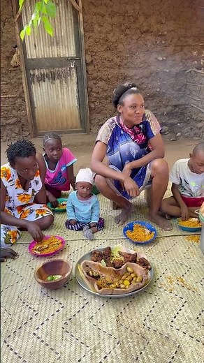 African Village Mums 🍲 Sharing Meals With Kids ❤️ #shorts #shortsfeed #fypシ #AfricanVillageLife
