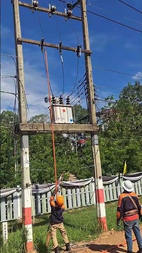 😱 Watch USA Linemen Lift a Massive Pole Transformer! ⚡#Lineman #UtilityWork #PowerLines #HighVoltage