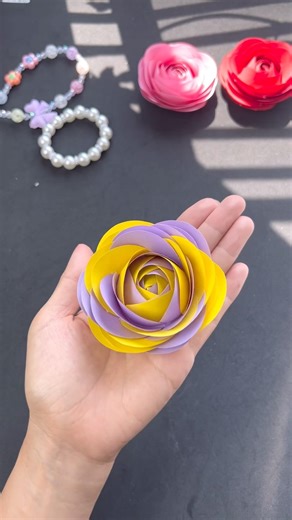 Beautiful Two-Color Paper Rose Tutorial. #diy #papercrafts