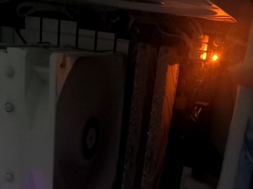 DRAM 内存灯故障灯常亮,双根内存屏幕不亮解决方法