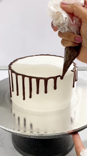 Beautiful cake decoration tutorial! #fbreel #reelsviralシ #videoviralシ #viralvideoシ #trendingreel #chocolatecake #birthdaycake #dripcake #Amazing #trendingreelsvideo | Dessert Studio