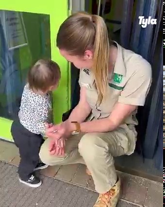Little girl charms her way into zoo 😂👧 | Tyla
