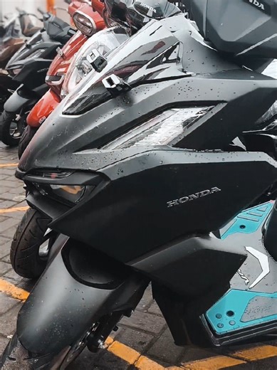 🔥 Honda Vario 160 2026 – Lebih Sporty, Lebih Bertenaga! 🔥 Tampil makin agresif dan modern, Honda Vario 160 2026 hadir dengan desain premium yang siap mencuri perhatian di jalan. Dibekali mesin 160cc 4 katup eSP , performanya lebih responsif, bertenaga, namun tetap irit bahan bakar. ✨ Keunggulan Honda Vario 160 2026: ✅ Mesin 160cc eSP lebih halus & powerful ✅ Desain sporty dengan lampu LED modern ✅ Smart Key System (keyless) dengan alarm & answer back system ✅ Panel meter full digital futuristi