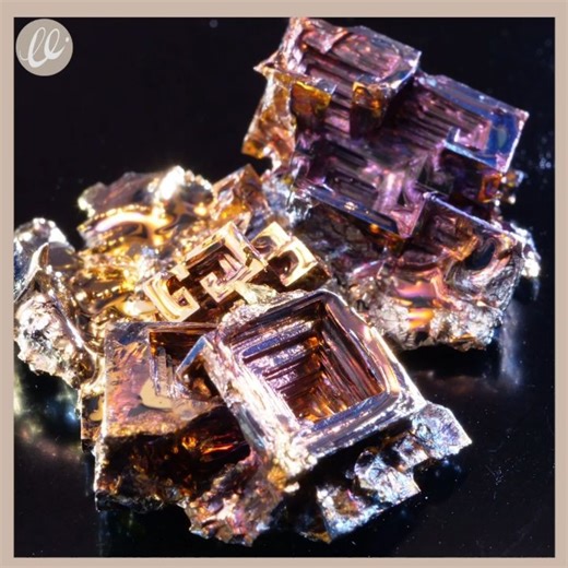 Lovecraft -ラブクラフト on Instagram: "【世界で一番綺麗な鉱石✨ビスマス結晶🌈】﻿ 幾何学模様が美しいビスマス結晶を作ってみました！ 作るたびに模様が違うので世界に一つだけのビスマスができちゃいます❤️﻿ ※高温で危ないので作る際は十分に注意をしてください ﻿ ※高温のビスマスに水を入れると水蒸気爆発の可能性があります。十分に注意して、作業の際は手袋や保護メガネなどを用意してください。 ﻿ ﻿ 【必要なもの】 ﻿ ・ビスマスチップ ﻿ ・ステンレス鍋 ﻿ ・網 ﻿ ・カセットコンロ ﻿ ・バット﻿ ・トング ﻿ ・保護メガネ ﻿ ・手袋 ﻿ ﻿ 【作り方】 ﻿ ①ビスマスチップを鍋に入れ、カセットコンロで中火で熱する。 ﻿ ②ビスマスが溶けたら上の酸化膜を取る。 ﻿ ③トングをビスマスの中に差し込み、そのまま５〜１０分ほど冷めるのを待ち、ゆっくりと引き抜く。 ﻿ ④結晶化したものが完全に冷えたら完成！ ﻿ ﻿ #ビスマス #ビスマス結晶 #ビスマス人工結晶 #bismuth #bismuth #bismuthcrystal #crystal #実験 #化学実