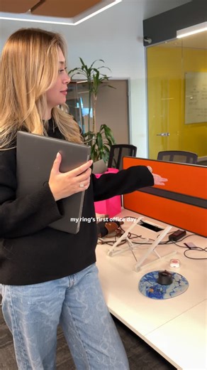 Beyza Elbasan on Instagram: "my ring’s first office day 💍"