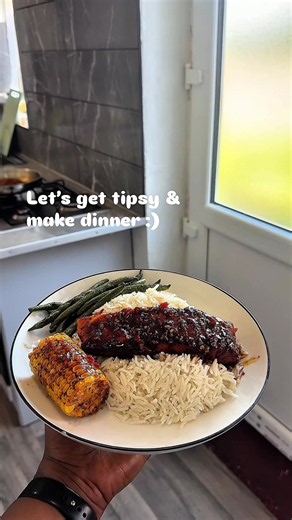 Nobody talks about how easy it is to make salmon👨‍🍳 Here’s exactly what you need to make Hot Honey Glazed Salmon: - Salmon fillet - Green beans - Corn - Rice - Honey - Sriracha sauce - Soy sauce - Lemon - Garlic - Butter - Veg. oil - Habaneros Seasonings: Black pepper, Cayenne Pepper, Paprika, Onion Powder, Garlic Powder, Chili, Bullion cubes #creatorsearchinsights #salmonrecipe #cookingtiktok #cookwithme #recipes