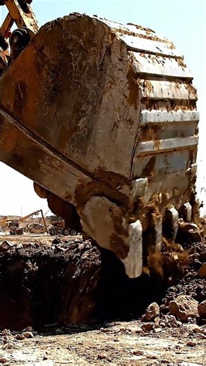 Massive Excavator Power: Digging & Dumping Heavy Loads! 🏗️