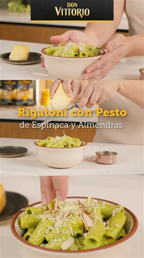 A veces todo lo que necesitas es una deliciosa pasta con pesto, que claramente, quedará perfecta con el rigatoni Don Vittorio😌: Ingredientes (2-3 porciones) -250 g de rigatoni Don Vittorio -2 tazas de espinaca fresca -¼ taza de almendras tostadas -1 diente de ajo -¼ taza de queso parmesano -3 cdas. de aceite de oliva -Jugo de ½ limón -Sal, pimienta y ¼ taza de agua de cocción Preparación 1.Cocina los rigatonis Don Vittorio con las instrucciones del empaque y reserva un poco del agua. 2.Licúa es