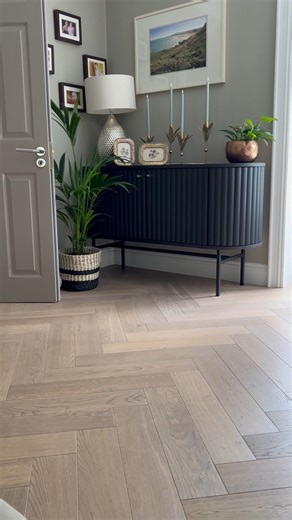 Best of 2025 | A Look Back This stunning herringbone floor is a perfect example of how classic design can transform a space. The distinctive pattern adds movement, structure and character, creating a sense of flow while remaining effortlessly timeless. Carefully chosen and beautifully laid, it’s a flooring choice that brings warmth and refinement to any interior. A standout detail that proves great design is all about the finish. Discover your style with House of Tiles. #HouseOfTiles #DiscoverYo