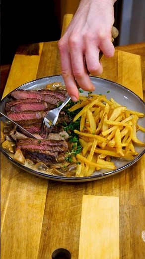 Najlepší ŠŤAVNATÝ STEAK doma 🥩 + chrumkavé hranolky & krémová šampiňónová omáčka!