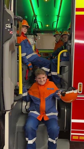 🚒😄 Feuerwehr kann auch Spaß machen – und zwar richtig!\n\nZwischen Schlauch ausrollen, Übungen und…