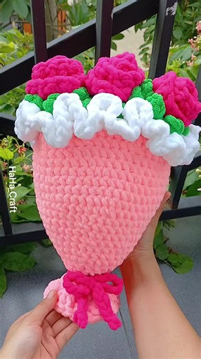 bouquet bunga rajut cunky yarn buket bunga ini cocok banget buat di jadiin hadiah untuk diri kita yang tercinta, pasangan, dan bisa juga diberikan kepada teman2 kita yg sedang wisuda 👍 ❤️❤️❤️ DM FOR ORDER 🗒 #crafts #diy #flowers #merajut #rajutan #crochet #boquetofflowers #FrisianFlagENERGOplus