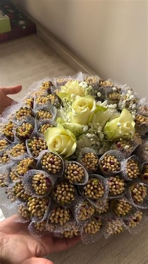 Coin d'Alma on Instagram: "Quand la relation avec nos clients devient plus que professionnelle, elle a opté pour une commande de 200 pièces de #mechmoum, présentés et décorés avec soin, on a été invité pour honorer cet évènement, l’ambiance était juste magnifique avec la chanteuse qui a su animer cette belle soirée. Laissez nos vos avis en commentaire et dites nous comment se déroulent les mariages dans vos régions de l’Algérie. #event #mariage #gateauxmariage #coindalma"