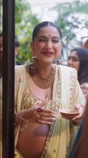Anil Kapoor's daughter Sonam Kapoor celebrate baby shower with Kapoor's family #sonamkapoor