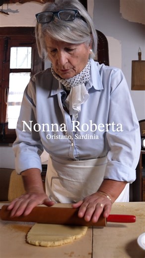 🇺🇸 This is why learning from Nonna beats any cookbook. 🇮🇹 Ecco perché imparare dalla Nonna batte qualsiasi libro di cucina. #nonna #italy #italia #recipe #cucina #anana #sardinia #cookwithanana #oristano | anana