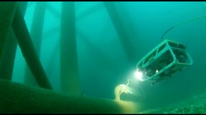 来一起看看ROV在水下工作的情况吧.水下飞行很考验飞行员的控制力.技术要求很高