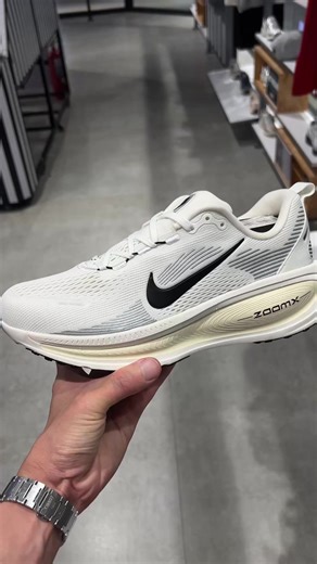 ອັຍເດດເກີບແລ່ນຂອງ vomero ໃຫ້ເບີ່ງໂຕເກີບນຳ້ຫນັກເບົາໃສ່ແລ່ນຊ້ອມ ຫລື ແລ່ນໂຕຈິງໄດ້ເລີຍເປັນອີກລຸ້ນທີ່ໃສ່ດີ #bossstudioຂາຍແຕ່ຂອງແທ້ #เทรนวันนี้ #fpy