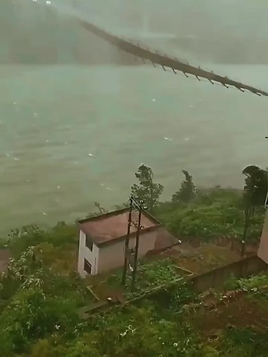 Jembatan Besi Nio Zhao Yan: Keindahan & Kekuatan