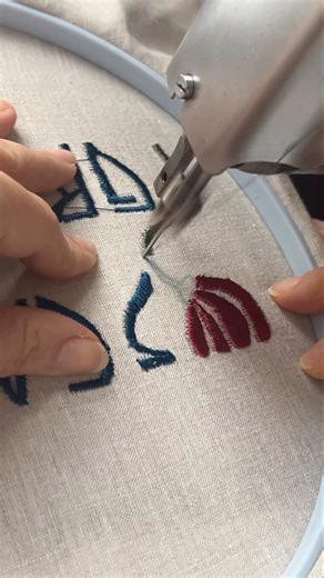 Embroidering lettering on a sewing machine/ free motion stitching