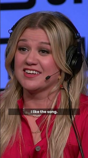 How Kelly Clarkson Ended Up With Avril Lavigne’s “Breakaway” on Her 2nd Album (2023)