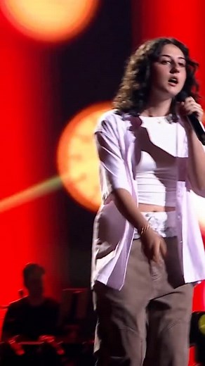 Sem palavras para descrever este momento. 🤭​ A finalista do The Voice Kids 2021, Aurora Pinto, regressou ao palco de todos so sonhos para presentar a sua nova música “Cães e Gatos”. ❤️​ #thevoicept #rtp #tirateimas | The Voice Portugal