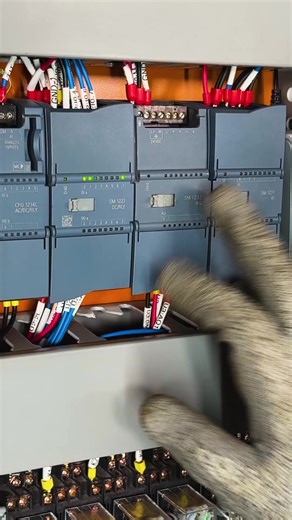 Imagina que un PLC empieza a fallar en plena operación ⚠️ ¿Sabrías qué hacer? ¿O tienen que llamar a alguien más? Aprende a resolver estas situaciones en el PLC Training. 📅 Del 15 al 18 de diciembre | Solo $9.90 USD En 4 clases en vivo aprenderás a diseñar tu primer sistema de control, programar con una técnica secreta, aplicar control con variables analógicas e interpretar diagramas P&ID de sistemas de presión constante. Al finalizar recibirás tu certificado de participación y recursos descarg