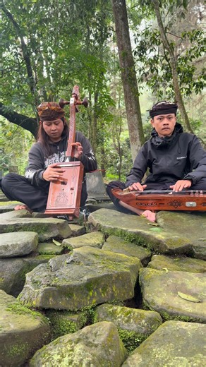 Layung Jagat on Instagram: "Diajar nyintreuk Tarawangsa di Arca Domas. #videoreelsシ #jangkauanluasfyp #fbpropemula"