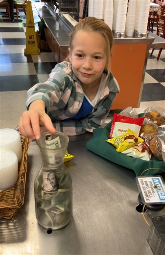 Customer honesty test: The cashier falls asleep. | FeelGood Factory