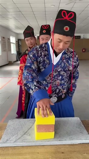 Two bricks wrapped in sponge were shattered by a young man's single blow! | Chinese Kung Fu Maste...