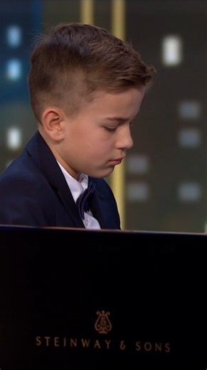 Lepszego finału tego odcinka nie mogliśmy sobie wymarzyć! ❤️ Miłosz zawładnął sceną "Mam talent!". ✨ Czy zawładnął też sercami jurorów? 🤔 | Mam Talent TVN