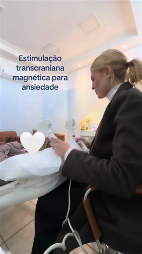 🧠 A Estimulação Magnética Transcraniana (EMT) é um tratamento não invasivo que utiliza pulsos magnéticos para modular a atividade de áreas específicas do cérebro envolvidas na regulação das emoções, da ansiedade e do humor. Em quadros de ansiedade, a EMT pode contribuir para reduzir a hiperatividade de circuitos cerebrais associados à preocupação excessiva, à tensão constante e à dificuldade de controlar pensamentos ansiosos. O tratamento é realizado sem anestesia, não causa dor e permite que o