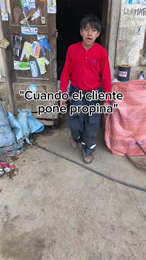 Cuando el cliente pone propina… se activa el modo fiesta 😂🕺 #humorboliviano #gomeria #propina #fazermacete #viral