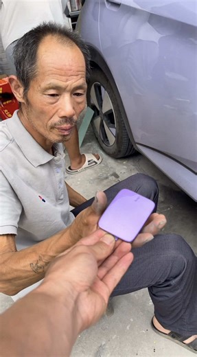 Xianyang Color-Master Veteran is a Chinese creator celebrated for his uncanny ability to match any colour with zero visible effort. He uploads clips showing him calibrating paint or adjusting hues—whether vibrant reds, metallic finishes or subtle tones—for cars and other surfaces. Artist: qingshan815 on Douyin #art #painting #artist #colors