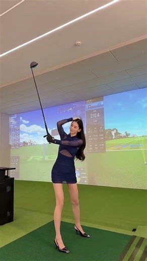 Indoor golf, maximum style 🏌️‍♀️🔥 #GolfPractice #GolfUSA #GolfSwing #GolfGame