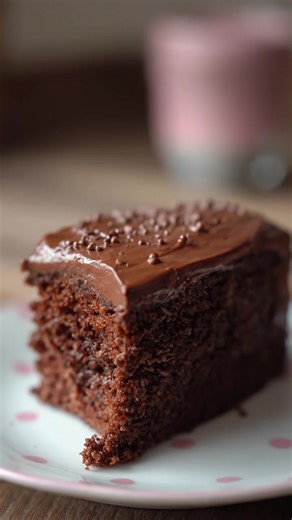 Gâteau au chocolat avec glaçage au chocolat Ingrédients : - 1 1/2 tasse de lait - 1 tasse de poudre de cacao - 1/2 tasse de beurre froid en cubes - 2 œufs - 1 3/4 tasse de sucre - 1/2 tasse de crème sure - 2 c. à thé d'extrait de vanille - 3 tasses de farine tout usage - 2 c. à thé de bicarbonate de sodium - 1 c. à thé de poudre à pâte - 1/2 c. à thé de sel - 1/4 tasse de beurre mou (pour le glaçage) - 1 1/2 tasse de sucre à glacer tamisé - 3 oz de chocolat mi-sucré fondu - 1/4 tasse de lait (po