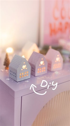 Die kleinen Lichthäuser aus Raysin sind die perfekten kleinen Mitbringsel für Weihnachten 😌 💬 Kommentiert "Lichthaus" und ich schick euch den Link zur Gießform - dann könnt ihr direkt mit der Häuschen-Produktion starten. 🎄😍 (Werbung/ unbeauftragt) #weihnachtsgeschenke | mein feenstaub