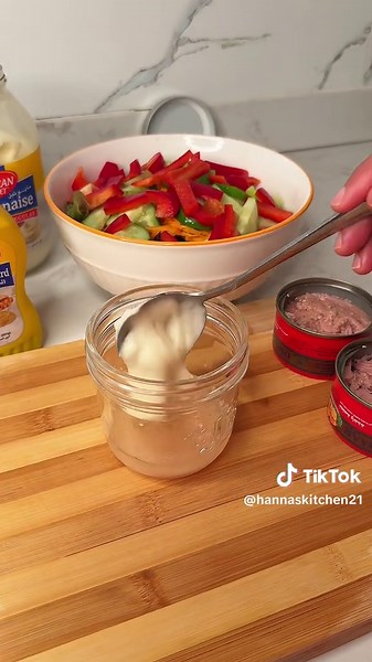 Salad dressing aad iga wada sugeyseen.#saladdressing #salad #easyrecipe #somalitiktok #kenyantiktok🇰🇪 @Samira soya sauce