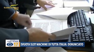 Le Fiamme Gialle hanno scoperto a Tavullia un vero laboratorio informatico con cui un uomo riusciva a prevedere quando le slot machine avrebbero rilasciato le vincite. Il 36enne, fermato anche tre anni fa dai giornalisti de Le Iene, è stato beccato di nuovo e denunciato. | Occhio alla Notizia