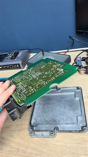 💻 TLG ENGINEERING – Immo Off Calculateur Renault Scénic Voici un calculateur de Renault Scénic sur lequel nous avons réalisé un Immo Off. ✅ 💰 Prestation : 200 € TTC Rapide, efficace et sécurisé pour débrider certaines fonctionnalités électroniques liées à l’immobilisateur. ⚡ Suivez TLG ENGINEERING pour plus de vidéos sur la reprogrammation et les travaux sur calculateurs ! #TLGENGINEERING #ReprogrammationAuto #ImmoOff #RenaultScenic #Calculateur