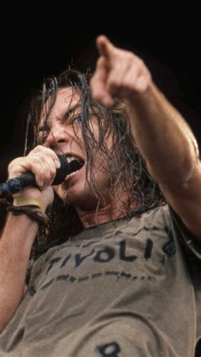 Perrombo on Instagram: "Pearl Jam in Pinkpop ‘92. Forget about the studio version. When Pearl Jam played “Even Flow” on Pinkpop, they didn’t perform it, they destroyed it. You can feel the urgency in every note. It’s a shock of brute force where the band plays as if it were their last day on earth. The drums are aggressive, the guitars cut the air and Eddie’s voice doesn’t sing: he roars. 🌪️💥 It is the visual and sound definition of the fury of Grunge. 🗣️ Do you prefer this raw and angry soun
