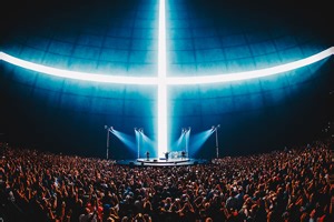 U2　画期的な新コンサートホールSphereの公演から「Ultraviolet (Light My Way)」のライヴ映像公開 - amass