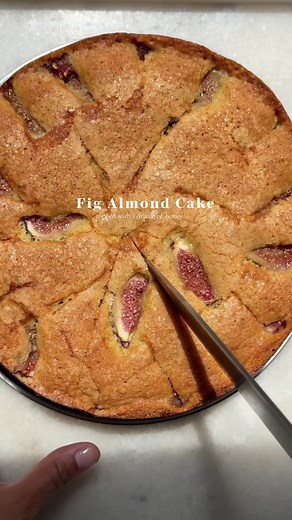 Fig Almond Cake - almond cake, topped with sweet sticky figs and served with a drizzle of floral honey 🍯 the perfect easy to make cake celebrating fig season Full recipe on the blog. Link in bio ✨