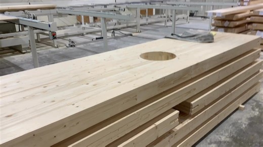 🎉Mūsu jaunā līmētā koka konstrukciju apstrādes CNC iekārta - Oikos X - ir uzstādīta, pārbaudīta un darbojas! Kas mums patīk jaunajā Oikos X? ▶️ Pateicoties vairākiem desmitiem sensoru, iekārta nodrošina pilnīgu apstrādes automatizāciju. Apstrāde ir apmēram divas reizes ātrāka, nekā uz citiem mūsu CNC, kur detaļu novietošana un koordinātu ievade jāveic manuāli. ▶️ Iekārta veic visas nepieciešamās darbības – zāģējumus, iedobumu veidošanu, urbumus un frēzējumus piecās asīs. Tas ļauj izgatavot visa