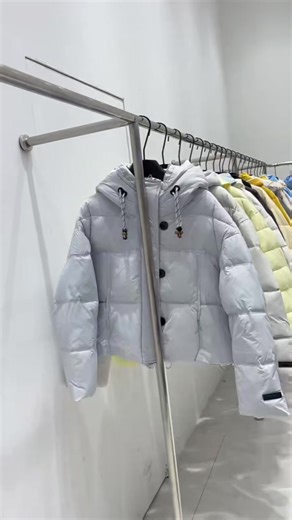 Many friends think that our wholesale prices are cheap, but all of them are of poor quality. Our goods have good quality because many factories need to sell at low prices to exchange for funds due to financial and overcapacity issues. We purchase a large amount from factories at very low prices, which is why our wholesale prices are very cheap. If you are also interested, please come with me#服装批发 #wholesale #clothes #fyp #tiktok