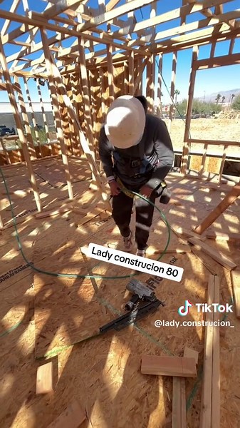 Lady anda armada 🤣🤣🤣#😱😱😱😱 #construction #🤣🤣🤣🤣😂😂 #comedi #framing #humor #envivotiktok #action