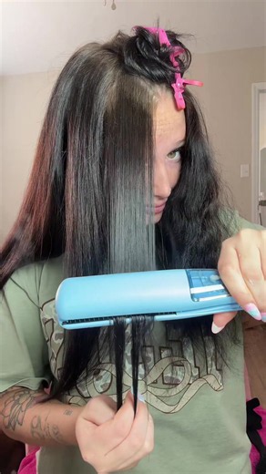 thank you sooo much @wavytalkofficial for creating THE straightener i’ve been dreaming of 🤩✨🤍🫂 #wavytalk #steamstraightener #straightener #silkpress #silkpressnaturalhair