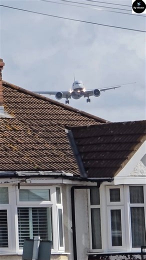 803K views · 1.6K reactions | Strong wind + metal bird over your roof! ...British Airways ✈️... | Raj Aviation | Facebook