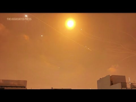 イスラエル中部テルアビブに相次いで飛来するイランのミサイル…迎撃の中、着弾によるとみられる光も